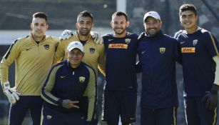 Capirossi posa con los arqueros de los Pumas