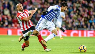 Carlos Vela y Mikel Rico durante un partido