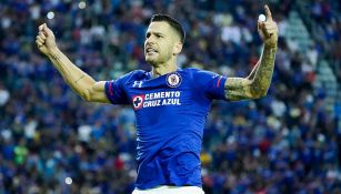 Méndez celebra un gol con Cruz Azul