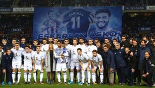 Vela se toma foto con todo el equipo, mujer e hijo