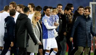 Carlos Vela, junto a su familia en la despedida con la Real