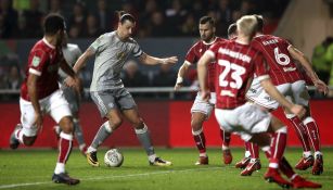 Elementos del Bristol City intentan detener el ataque de Zlatan