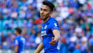 Mena sonríe en un juego con Cruz Azul