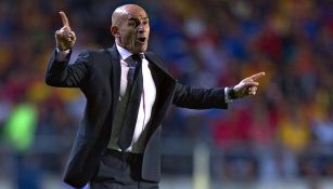 Jémez da indicaciones durante un juego al mando de Cruz Azul