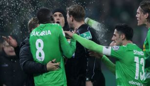 Heiko Herrlich discute con los jugadores del Borussia Monchengladbach