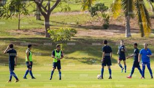 Pedro Caixinha dirige a Cruz Azul durante el entrenamiento