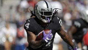 Lynch acarrea el balón en un juego con los Raiders