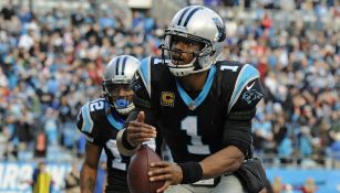 Cam Newton festeja tras un TD