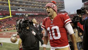 Jimmy Garoppolo festeja tras el triunfo