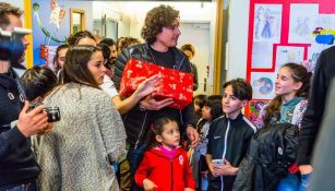 Ochoa convive con niños junto al Standard de Lieja