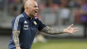 Sampaoli grita durante un juego al frente de Argentina