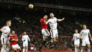 Mkhitaryan y Bardsley durante partido en Old Trafford