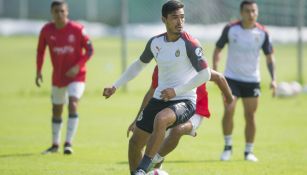 Oswaldo Alanís en un entrenamiento con Chivas