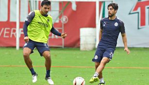 Alanís y Pizarro, durante un entrenamiento con Chivas