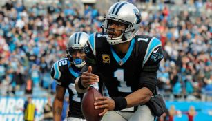 Cam Newton celebra un touchdown en un juego de las Panthers