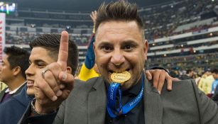 Antonio Mohamed muerde la medalla de Campeón con América