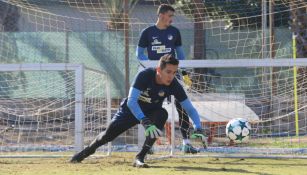 Raúl Gudiño, durante un entrenamiento con APOEL