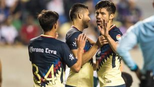 Jugadores del América festejan un gol