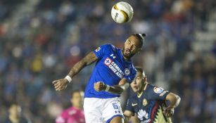 Julián Velázquez cabecea el balón en el Cruz Azul vs América 