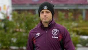 Chicharito posa para la cámara de los Hammers