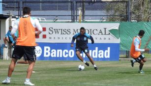 Ibargüen conduce el balón durante una práctica con el Racing 