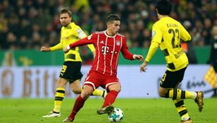 James conduce un balón durante el partido contra el BVB 