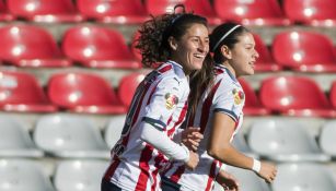 Tania Morales festeja con sus compañeras su gol contra Querétaro