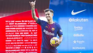 Coutinho saluda a la afición culé en Camp Nou 