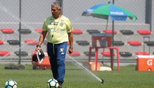 Reinaldo Rueda observa una práctica del Flamengo