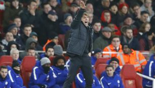 Antonio Conte da instrucciones en el partido frente al Arsenal