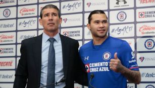 Eduardo de la Torre posa junto al nuevo refuerzo de Cruz Azul, Carlos Peña 