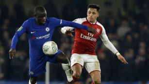 Kante y Alexis pelean un balón en el partido