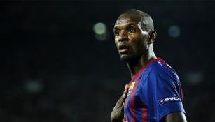 Eric Abidal, durante un juego con Barcelona