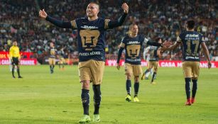 Nicolás Castillo celebra uno de sus goles contra Tuzos 