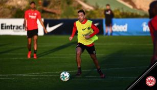 Marco Fabián conduce el balón durante un entrenamiento con Frankfurt