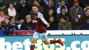 Lanzini festeja segundo gol contra el Huddersfield 