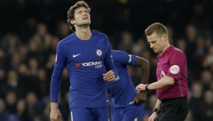 Marcos Alonso se lamenta durante el juego frente al Leicester