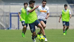 Luis Quintana y Pablo Barrera, durante un entrenamiento con Pumas