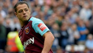 Chicharito disputa un encuentro con el West Ham United