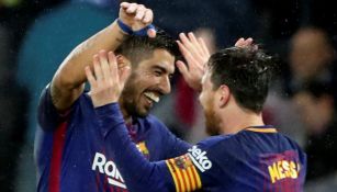 Lionel Messi festeja junto a Luis Suárez al marcar su gol