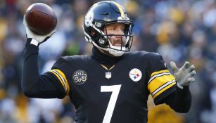 Ben Roethlisberger, a punto de lanzar un pase 