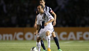 Landon Donovan conduce el balón frente a Basanta de Monterrey