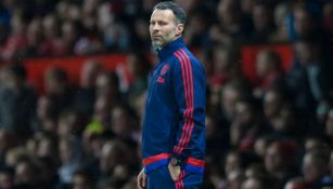 Giggs observa un duelo del Manchester United 