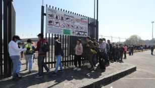 Personas formadas a las afueras del Estadio Olímpico Universitario