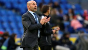 Jémez aplaude desde el banquillo en un juego de Las Palmas