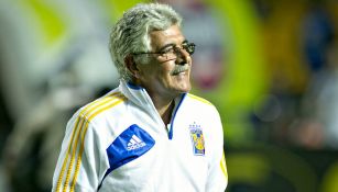 Ferretti sonríe durante un juego de Tigres en el Apertura 2017