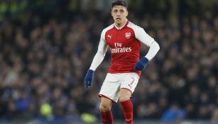 Alexis Sánchez disputa un juego con el Arsenal