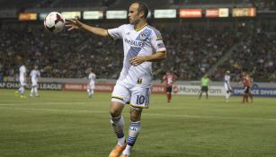 Landon Donovan disputa un juego con el Galaxy