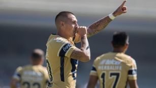 Nico Castillo celebra uno de sus dos goles frente al Atlas