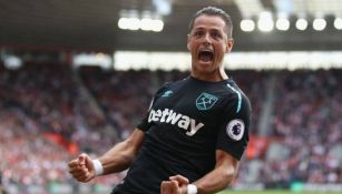 Javier Hernández festeja un gol con los Hammers